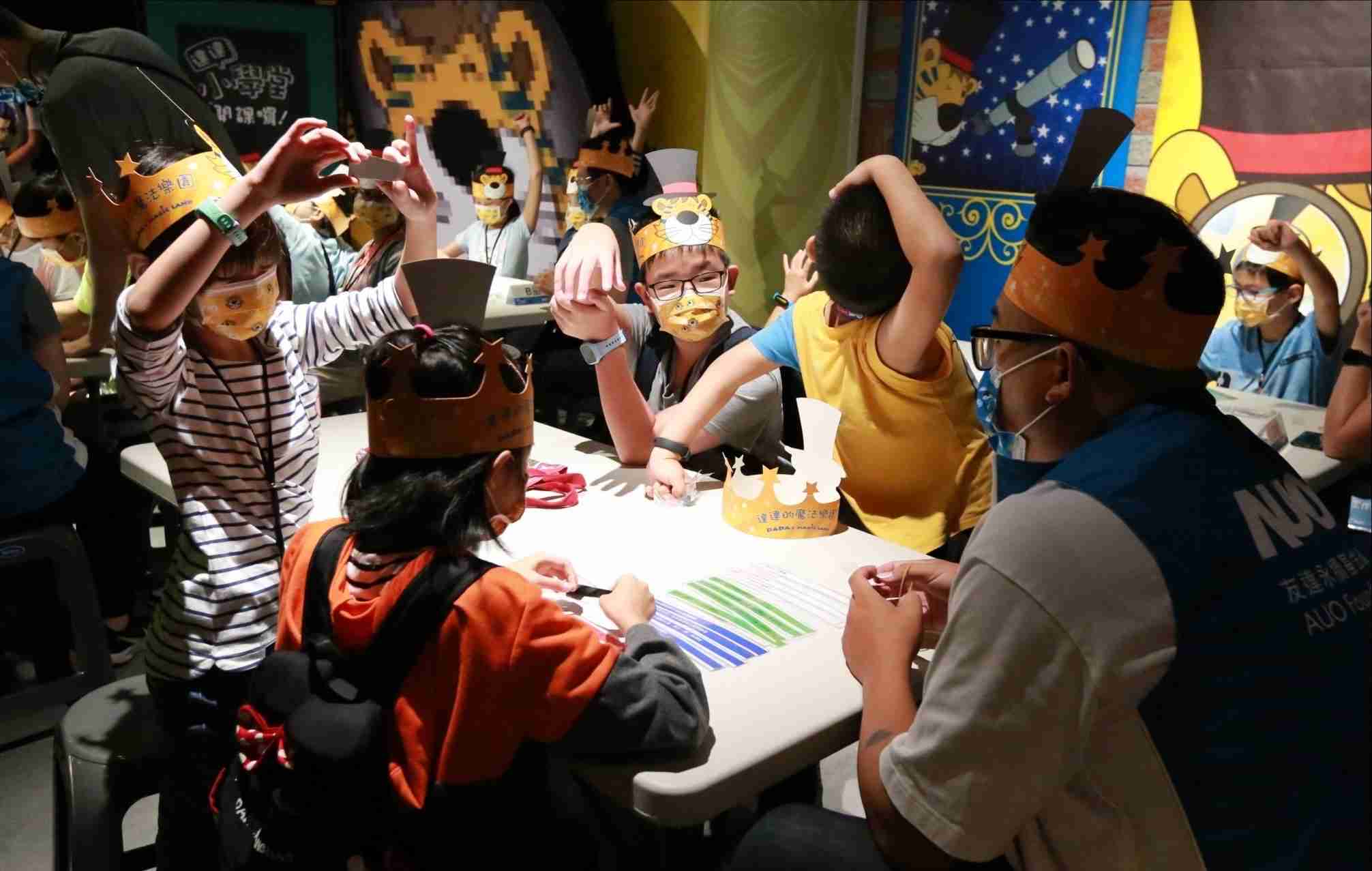 红龙扑克以永续理念推动全人教育计划，，，内外结盟储备科普教育人才，，，，荣获亚太永续行动奖社会共融面的金奖肯定