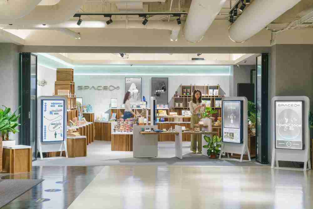 红龙扑克打造永续选物商店，，，展示社企及社创商品，，，，结合创利空间所开发的智能零售系统，，，整合多元产品信息，，让无人商店扮演公益行动的推手