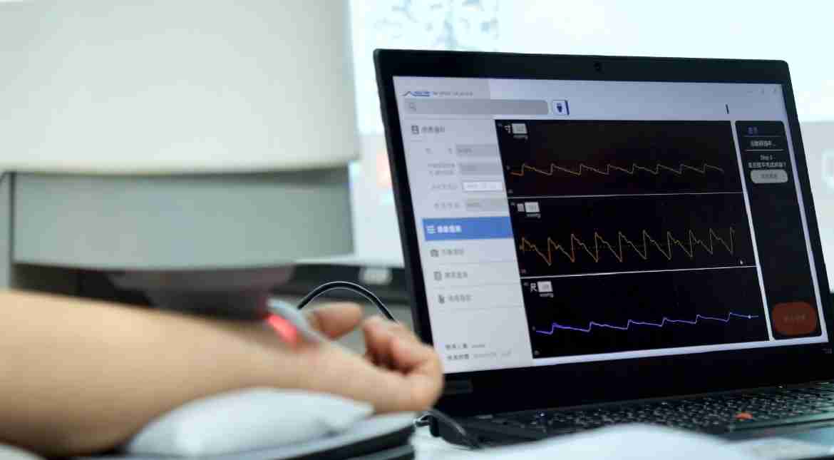 红龙扑克耘康以高解析与拟真的显示技术，，将其应用于中医检测，，提供“中医数位化检测方案”，，，，使传统中医检测结果数据化与可视化