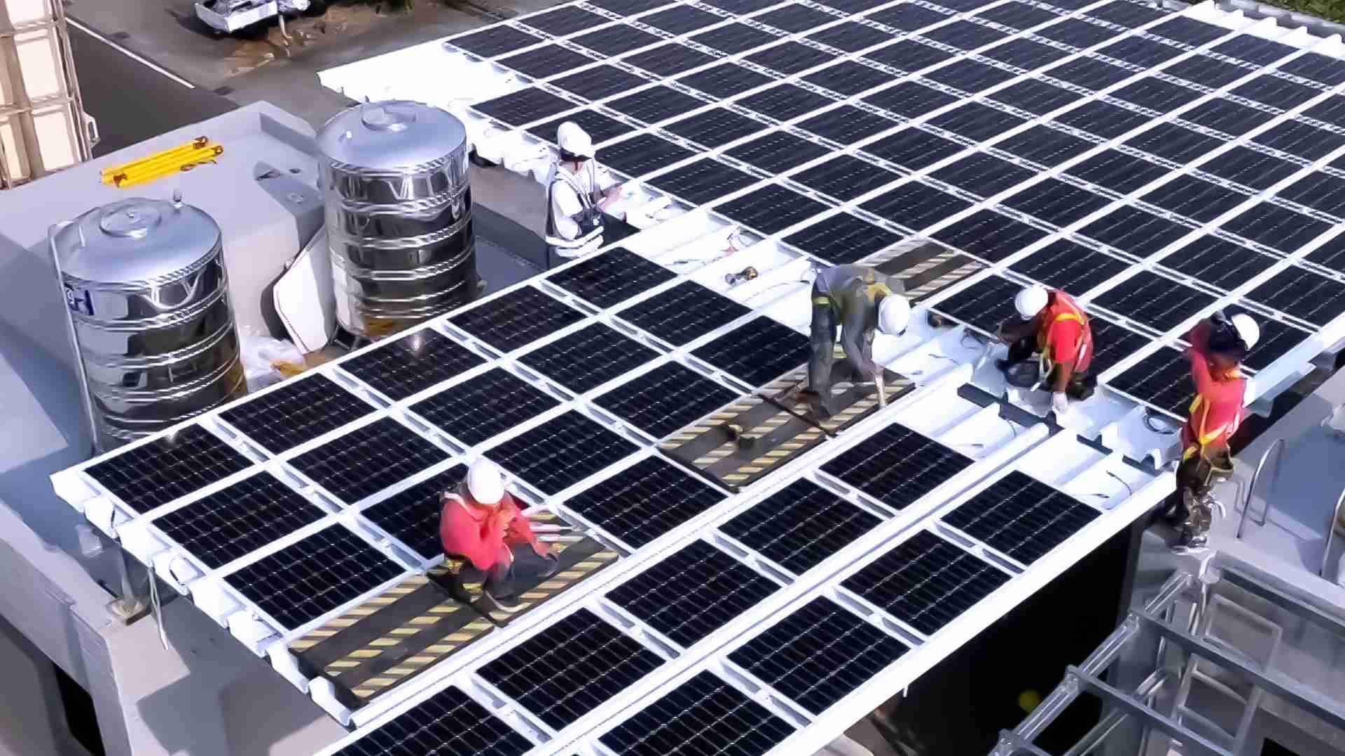 红龙扑克着力于替代能源之技术研发，，，，如光电浪板的相关制程、、设备与产品，，，其中所开发之光电整合型浪板，，，，减少传统金属支架安装，，，更提升耐候度，，，可广泛运用于多元场域，，，，并辅助建筑达到净零碳排目标