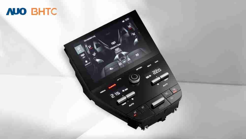 作為友達新生力軍，，，，BHTC所展示的中央與後座鞍部的Display HMI產品，，，可處理多區恆溫控制、、、、顯示畫面，，呈現仿真3D車室分區；以力傳感技術精準傳遞觸感，，，並結合音量及震動反饋，，防止意外啟動，，，，提供使用者自然流暢、、、、直觀且輕鬆駕馭的舒適介面