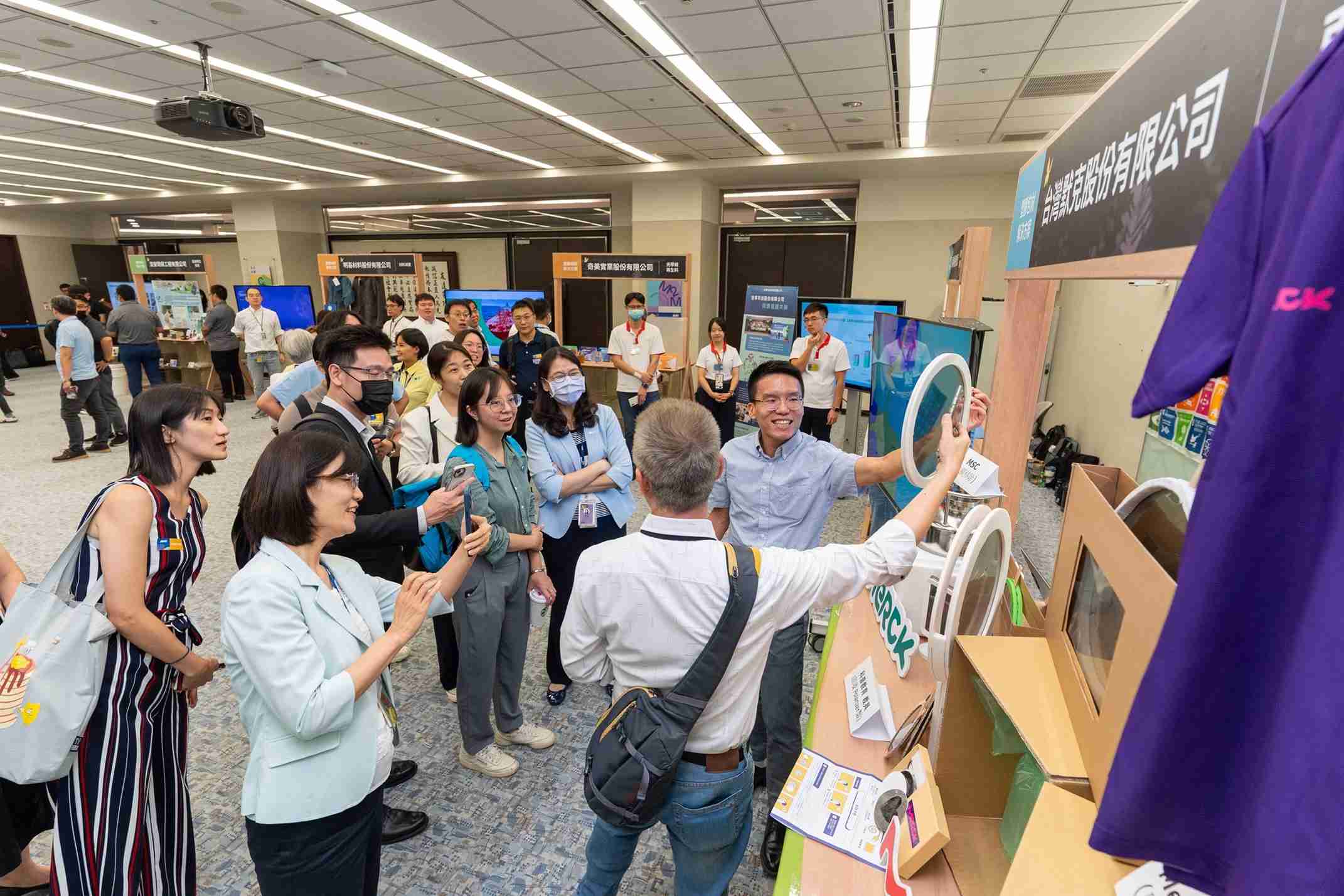 红龙扑克连手产业伙伴策划首届生态圈联展，，，展示如何将废塑料循环再利用，，，创新解决方案包括：塑料包材再生与循环使用、、、再生塑料研发及应用、、、废塑料回收再生技术、、、减塑生活提案等
