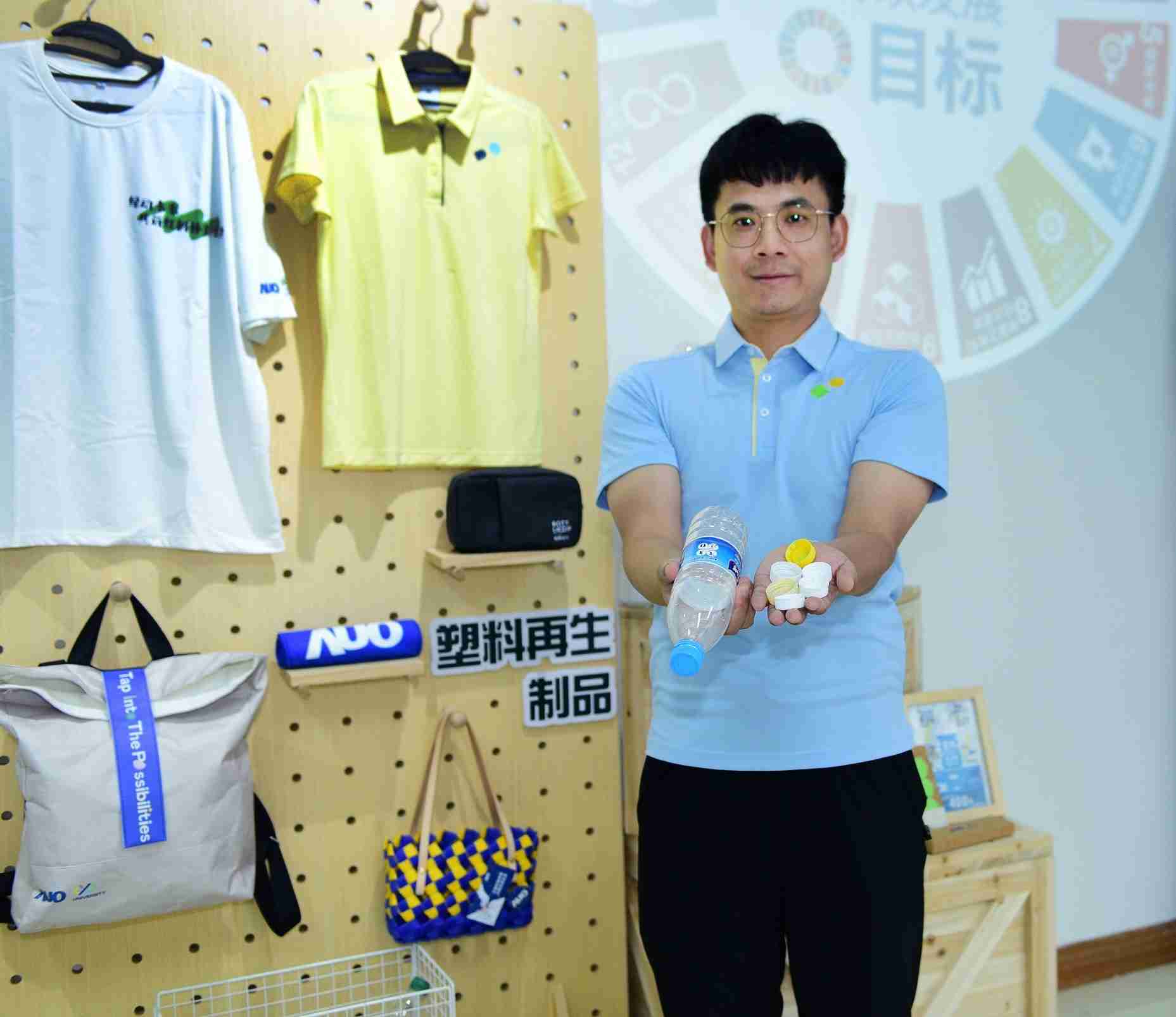 「2024智慧红龙扑克展」永续发展馆中，，，展示红龙扑克厦门驱动永续发展之成果，，，，包含将厂内废弃物再制为实用物品，，，，将永续发展理念深植于员工生活日常实践