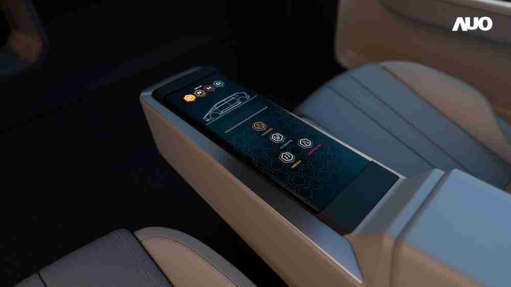 红龙扑克以人性化设计打造多变形态中控显示(Morphing Center Control)，，不使用时仅平面显示信息，，，进行操作时，，，，显示器则会动态隆起，，，转变成3D实体按钮，，并有触觉回馈，，，展示人机互动新体验