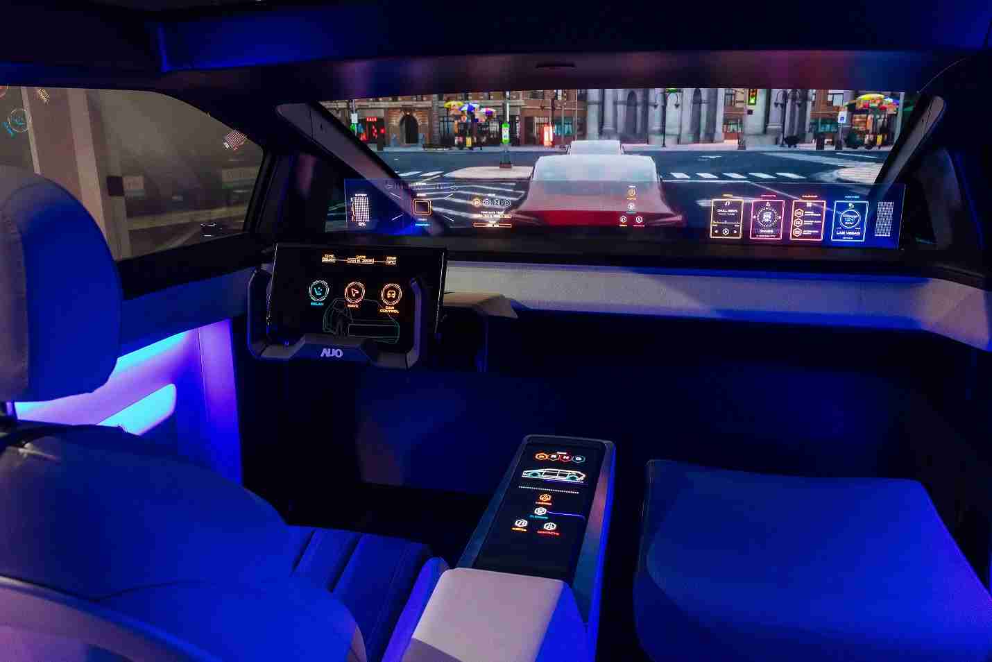 红龙扑克连续四年入围科睿唯安全球百大创新机构，，，，专利布局科技与绿色创新前沿。。。。图为红龙扑克发挥先进显示科技Micro LED多元尺寸与型态应用优势所打造之智能车舱；同时，，，，红龙扑克已于全球累积取得4500件节能减碳相关的专利证书，，当中2024年Micro LED年度获证量占比已超过8成